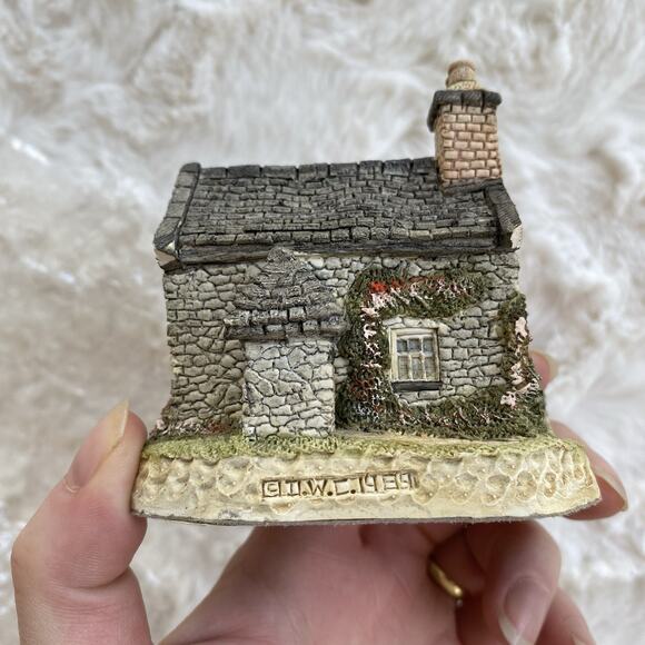 David Winter Cottages Burns' Reading Room January British Traditions With Box - Picture 9 of 11